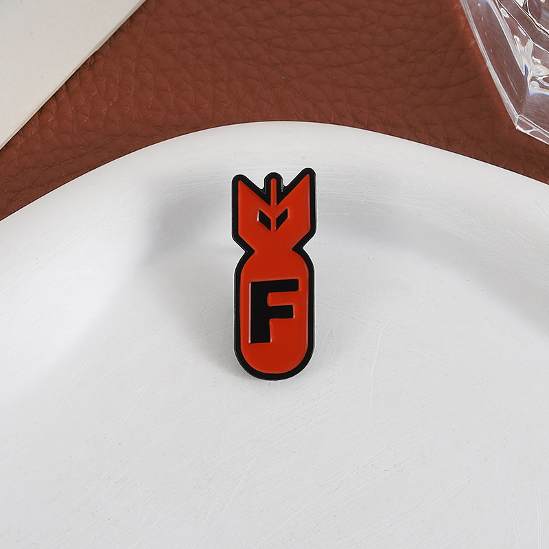 Cartoon Red Bomb F Logo Enamel - Party Games Classic recension och pris